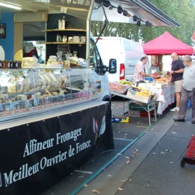 Le marché d'Amboise, produits locaux, fromages de Touraine