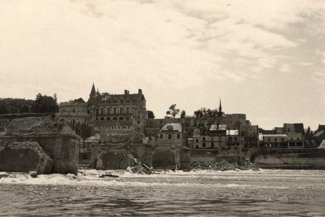 Amboise vers 1940, le pont détruit.